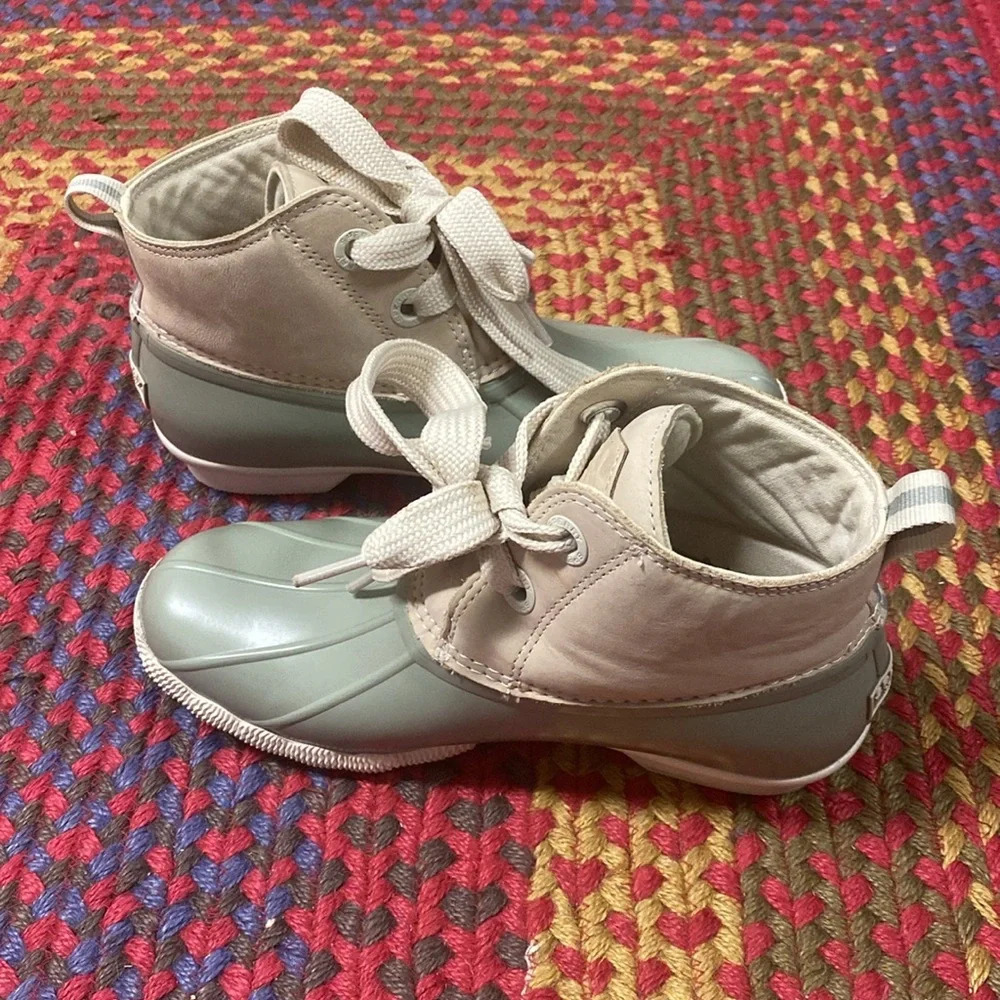 Sperry Ladies Saltwater 2-Eye Ivory Sage Green Ankle Duck Boots ST83941 size 6.5 - Picture 3 of 7